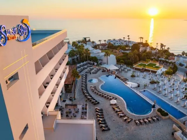 Theo Sunset Bay Hotel