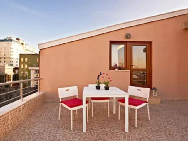 Retropera Hotel