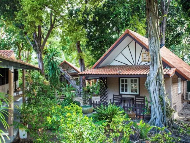 Harry's Bungalows & Restaurant