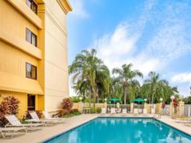 La Quinta Inn & Suites by Wyndham Miami Airport East