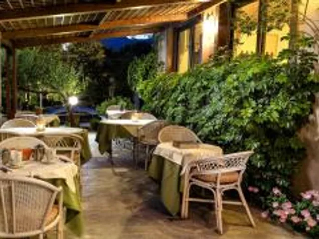 Rea Hotel & Studios