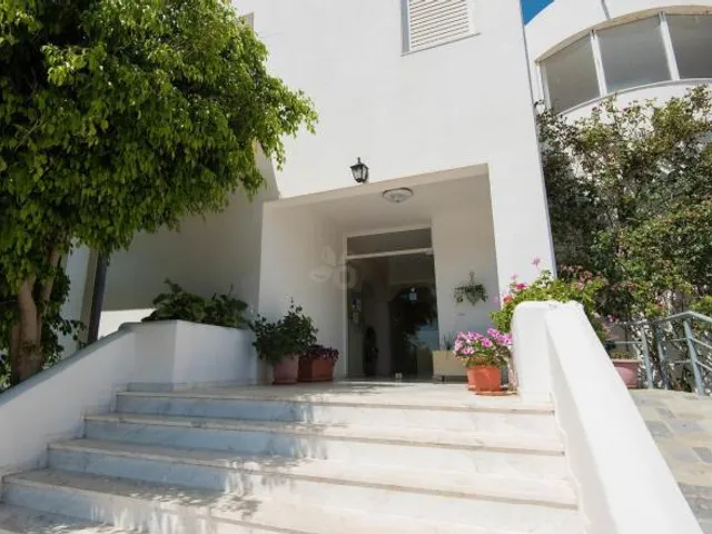 Leonidas Hotel & Studios