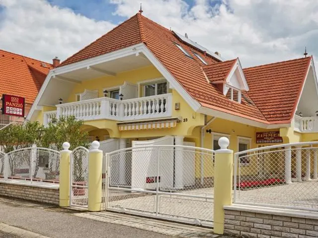 Gold Hause Pansion